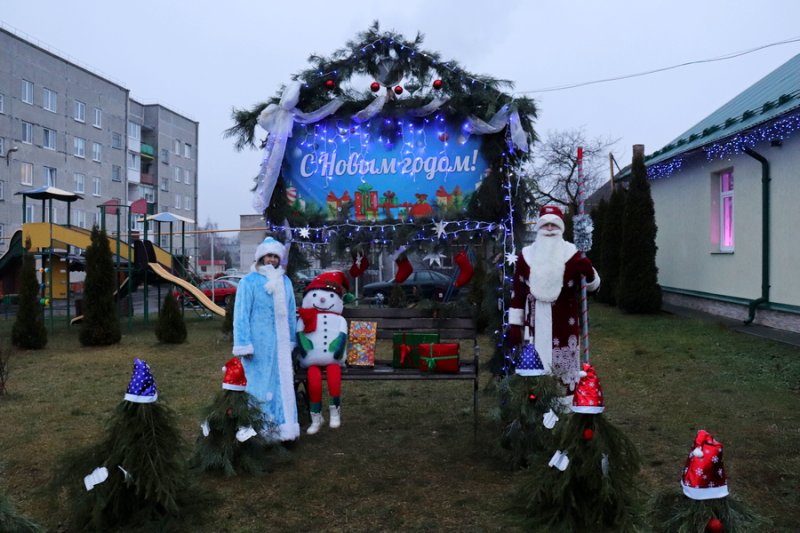 Как подготовились к конкурсу новогодних фасадов организации Зельвы